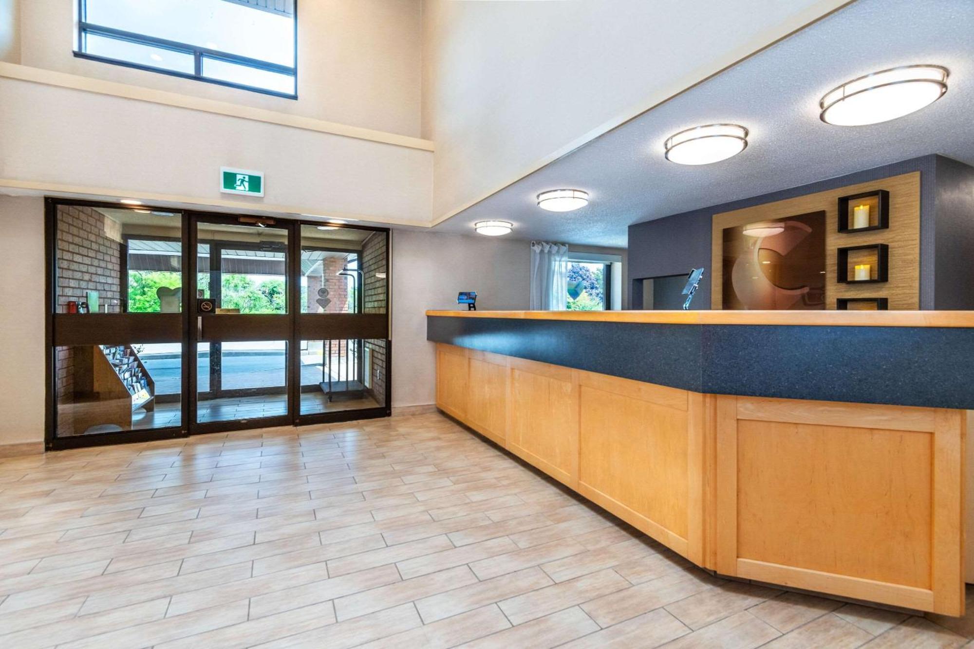 Comfort Inn Hwy 401 Kingston Kültér fotó